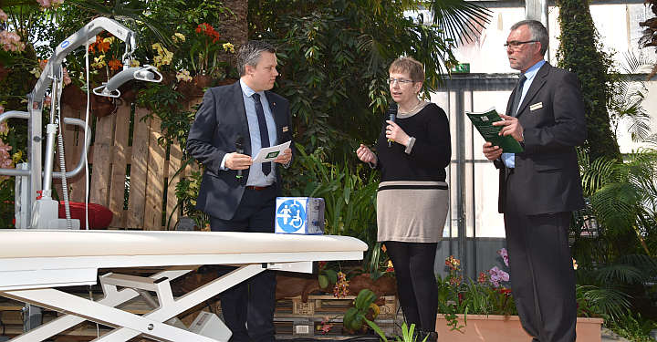 Den Fragen von Florian Heitzmann (Moderator und Leiter der Presse- und Öffentlichkeitsarbeit der Mainau GmbH) zur Nachhaltigkeit und Barrierefreiheit stellen sich Jutta Pagel-Steidl (LVKM-Geschäftsführerin) und Heinrich Straub (Leiter des Umwelt-Managements der Mainau GmbH). Mit der »Toilette für alle« nimmt die Insel Mainau eine Vorreiterrolle ein.<br />Foto: © Mara Sander