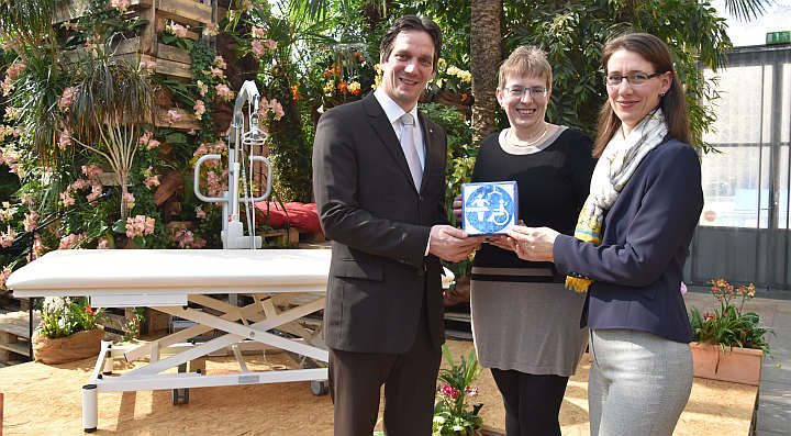 Inklusion umsetzen, ist für sie ein wichtiges Anliegen. Deshalb griffen Björn Graf Bernadotte und Bettina Gräfin Bernadotte (beide Geschäftsführer der Mainau GmbH) die Impuls des Landesverbandes auf, Wickelmöglichkeiten für Erwachsene auf der Insel Mainau zu schaffen. V.l.n.r.: Björn Graf Bernadotte, Jutta Pagel-Steidl, Bettina Gräfin Bernadotte.<br />Foto: © Mara Sander