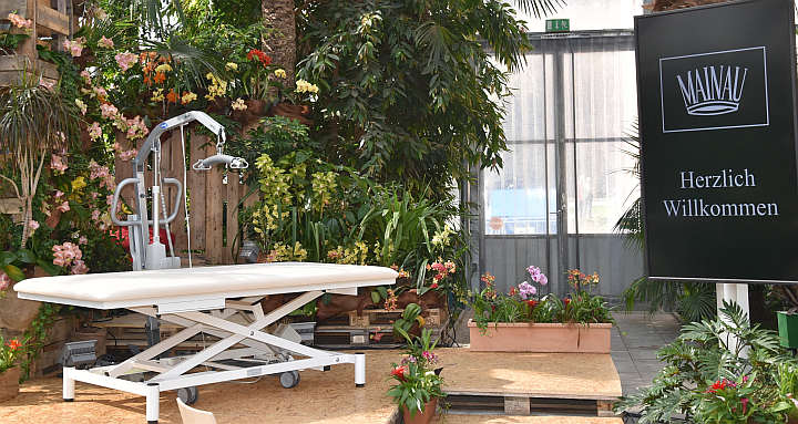 Bei der Pressekonferenz zum Start ins Blumenjahr 2017 zogen die Pflegeliege und der Patientenlifter als Bestandteile einer »Toilette für alle« auf der improvisierten Bühne im Palmenhaus die Blicke aller Gäste und Journalisten auf sich.<br />Foto: © Mara Sander