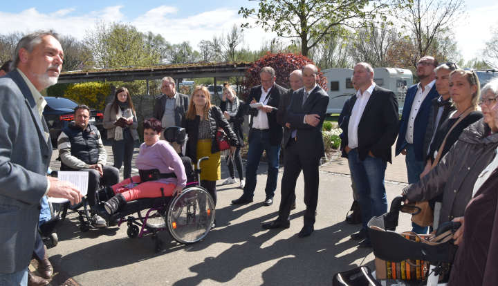 Fritz-Heinrich Bauer, Geschäftsführer des CAP Integrationsbetriebs, begrüßt die zahlreichen Gäste aus Politik, Verwaltung, Stadtseniorenrat und Einrichtungen der Behindertenhilfe.<br />Foto: © Mara Sander