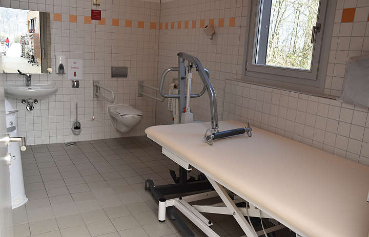 Gleich am Eingang vom Festland, beim Mainau-Träff, wurde das bestehende Rollstuhl-WC erweitert zu einer »Toilette für alle« mit höhenverstellbaren Pflegeliege, mobilen Patientenlifter und luftdicht verschließbarem Windeleimer.<br />Foto: © Mara Sander