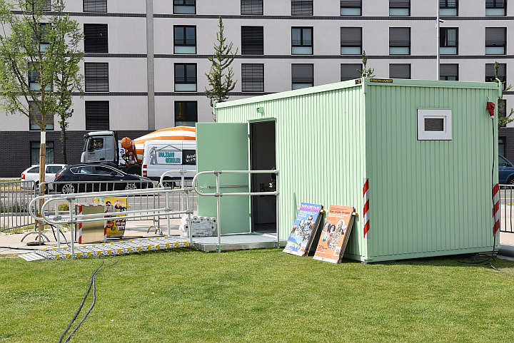 Hellgrün, barrierefrei, inklusiv - so zeigt sich der neue Toilettencontainer einer »Toilette für alle« zwischen Wasserspiel und Stadthalle Reutlingen.<br />Foto: © Mara Sander