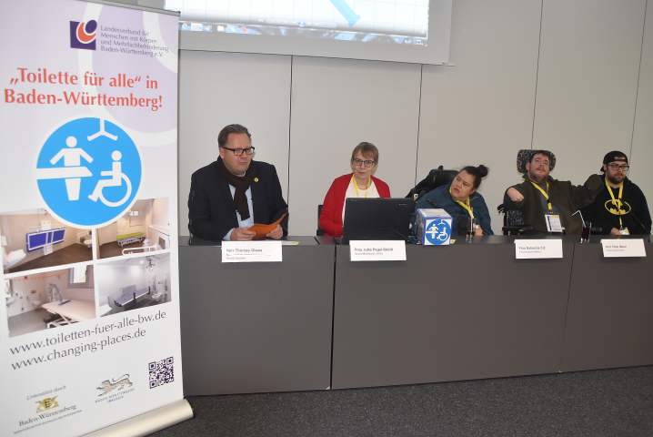 Pressekonferenz zur Eröffnung der »Toilette für alle«: Thomas Glawe (Bereichsleiter Veranstaltungsbetrieb Messe Stuttgart), Jutta Pagel-Steidl (Geschäftsführerin des Landesverbandes für Menschen mit Körper- und Mehrfachbehinderung), Natascha Cid und Peter Maier (Inklusionsbotschafter), Fabian Fürst (Assistent)<br />Foto: © Mara Sander
