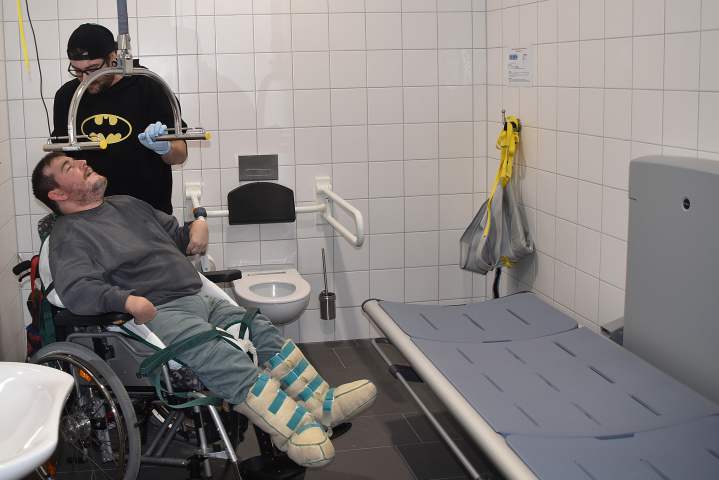 ... die Schlaufen des Hebetuches werden am Bügel des Patientenlifters eingehängt ...<br />Foto: © Mara Sander
