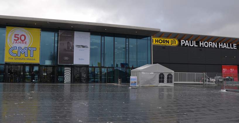 Bei Schmuddelwetter vom Urlaub träumen und die CMT besuchen ... der neue Eingang Messe West mit der anschließenden Halle 10, der Paul-Horn-Halle<br />Foto: © Mara Sander