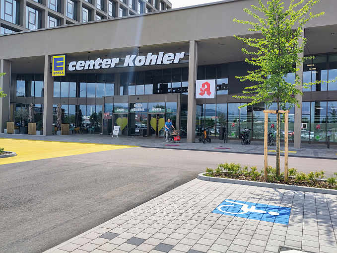 „Herzlich willkommen“ heißt es bereits am Eingang des neuen E-Center Kohler in Offenburg. In unmittelbarer Nähe zum Eingang gibt es viele Rollstuhl-Parkplätze.