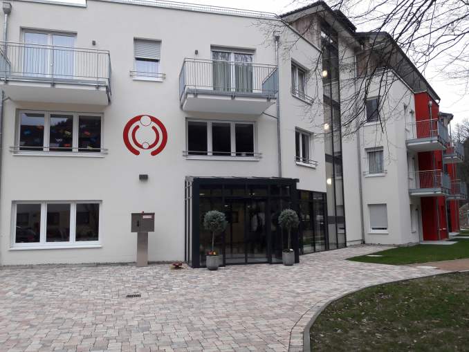 Barrierefrei, hell und freundlich - so präsentiert sich der Eingang des Erweiterungsbaus der Fachklinik Münstertal.