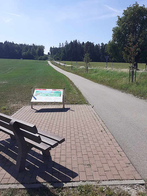 Barrierefrei mit Rollstuhl, Rollator und Kinderwagen vom Friedhof Grab zum Limeswachturm: die inklusiven Wanderbotschafter gaben den Impuls...