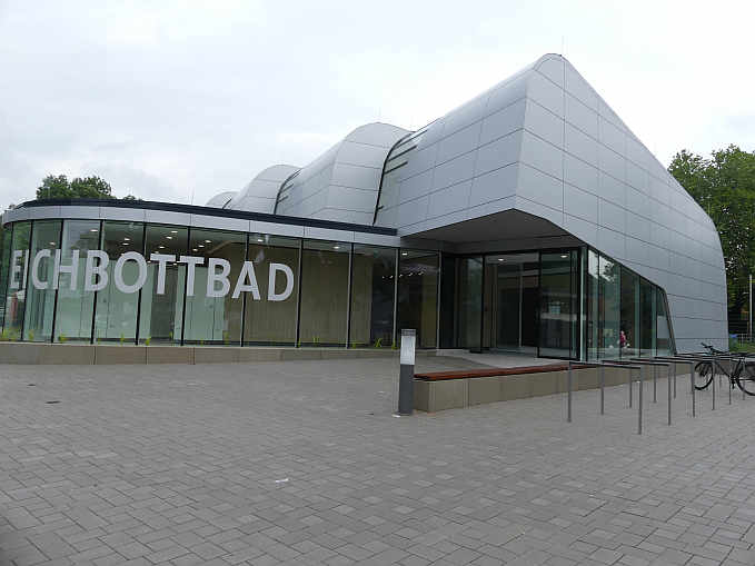 Im neuen Kombibad Eichbottbad gibt es einen gemeinsamen Zugang zum Freibad und zum Hallenbad - natürlich barrierefrei.<br />Foto: © Mara Sander