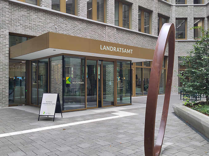 Freundlich, modern und barrierefrei: so präsentiert sich der Eingang zum neuen Landratsamt Reutlingen
