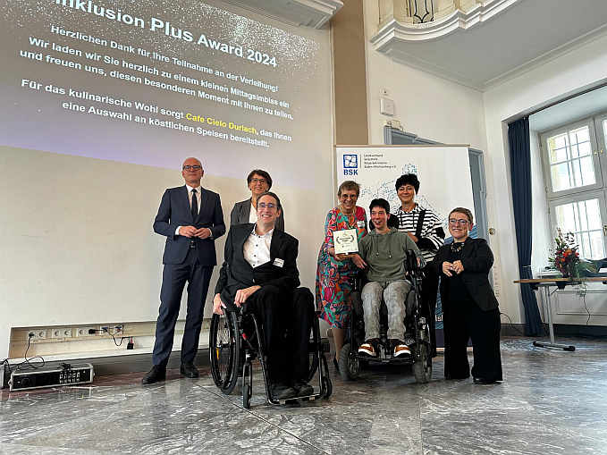 Glückliche Gesichter bei der Preisverleihung für das Projekt „Toilette für alle in Baden-Württemberg“ : Prof. Dr. Alexis von Komorowski (Landkreistag), Staatssekretärin Dr. Ute Leidig, Andreas Braun (LSK), Jutta Pagel-Steidl (LVKM), Inklusionsbotschafterinnen Maike und Petra Riegler, Landesbehindertenbeauftragte Simone Fischer.<br>Foto: © Tim Goetz