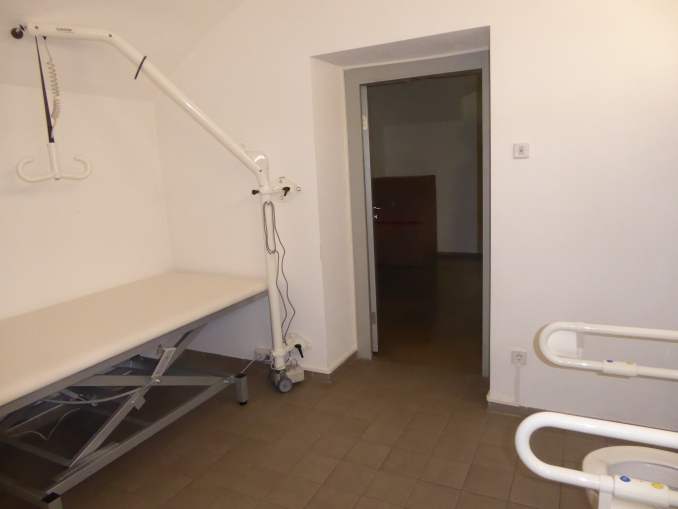 Die »Toilette für alle« ist ausgestattet mit einer höhenverstellbaren Pflegeliege, einem Wandlifter und einem luftdicht verschließbaren Windeleimer.
