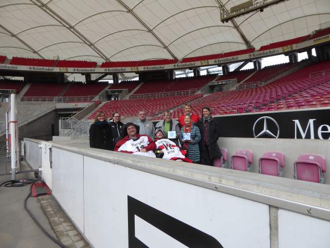 Nah dran: Fans im Rollstuhl sitzen bei Heimspiel des VfB in der ersten Reihe.