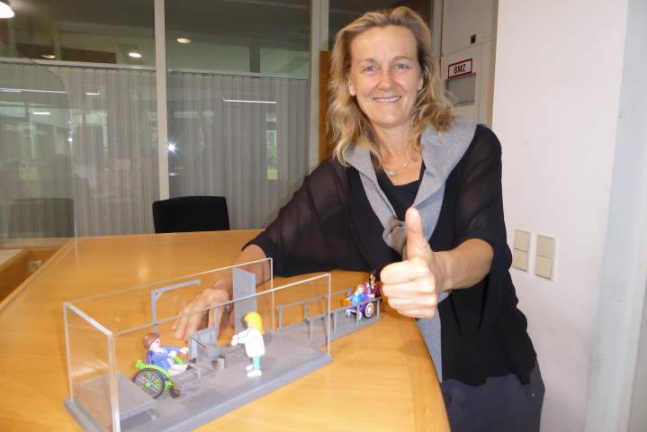„Daumen hoch!“ - Petra Pachner, Beauftragte für Menschen mit Behinderungen im Ostalbkreis, ist vom Modell begeistert. Im Landratsamt des Ostalbkreises entsteht derzeit eine »Toilette für alle«