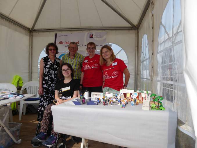 „Wir sind bereit!“ Das Team bestehend aus Vertretern des Landesverbandes und des Vereins für Körper- und Mehrfachbehinderte Lahr sind startklar, um mit Besuchern der Landesgartenschau ins Gespräch zu kommen