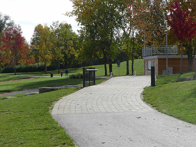 Der barrierefreie Rundweg um den See führt an der neuen DLRG-Station mit »Toilette für alle« am barrierefreien Badestrand vorbei.<br />Foto: © Mara Sander