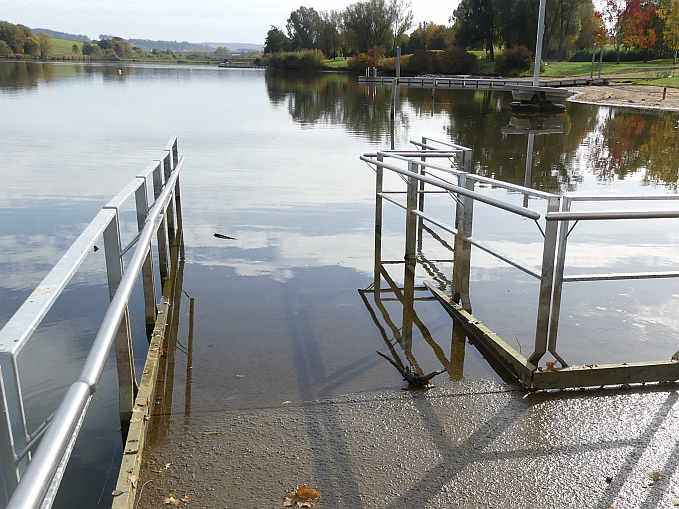 Gegenüber der DLRG-Station ermöglicht eine lange Rampe auch Rollstuhlfahrern den Zugang ins Wasser. Ein Duschrollstuhl zum Ausleihen parkt in der »Toilette für alle«.<br />Foto: © Mara Sander