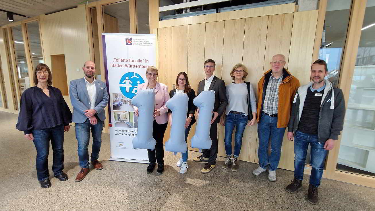 ...viele waren an der erfolgreichen Umsetzung beteiligt, um die landesweit 111. „Toilette für alle“ zu schaffen...<br>Foto: © Karin Nees