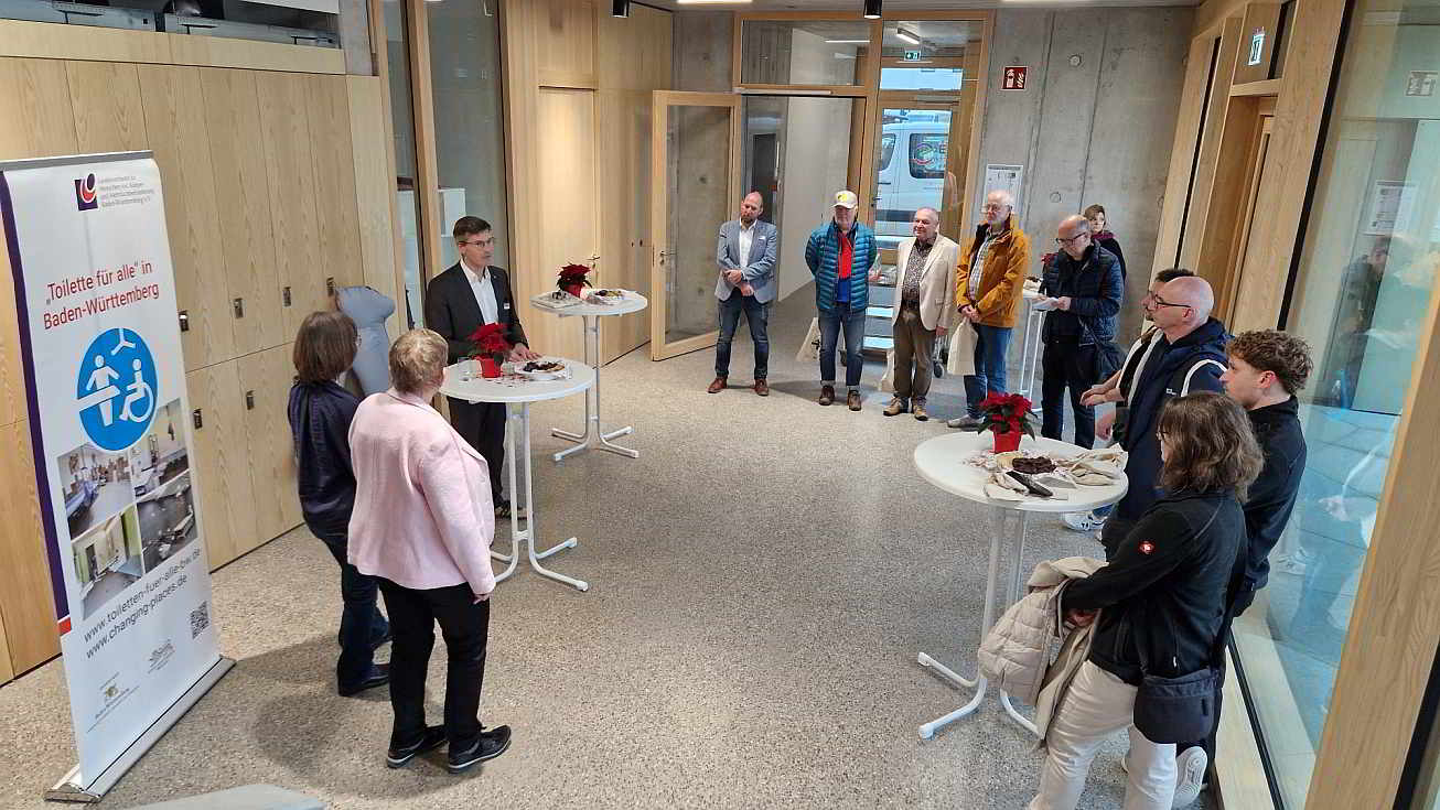 ...aufmerksam hören die Gäste zu...<br>Foto: © Karin Nees