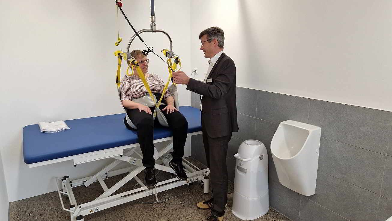 Praxistext bestanden! OB Sebastian Schrempp und LVKM-Geschäftsführerin Jutta Pagel-Steidl fachsimpeln nach dem Test...<br>Foto: © Karin Nees