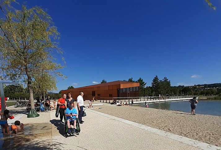 Chillen - egal, ob am Strand, auf dem Spielplatz oder im weitläufigen Seepark - ist jetzt für alle möglich. Im „Haus am See“ gibt es nun ein „stilles Örtchen“ für alle Menschen.