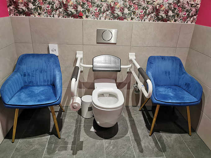 Rolli-WC sind keine Abstellkammern! Wenn zwei Sessel am falschen Platz die Benutzung einer Toilette verhindern ... so oder ähnlich leider kein Einzelfall!