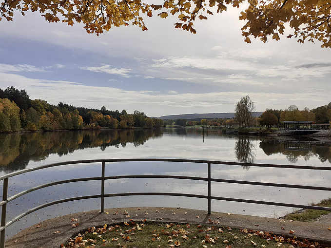 Von der Staumauer bietet sich ein beeindruckender Blick über den gesamten Stausee. Am rechten Ufer sieht man den barrierefreien Pavillon des Kiosk 1 „Leuchtturm“, der in den See hinausragt.