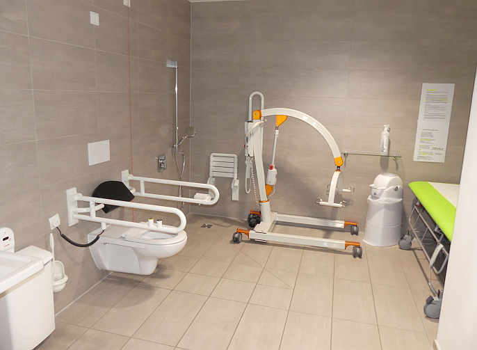 Die rund 12 qm große Rollstuhl-Toilette mit Dusche ist zusätzlich ausgestattet mit einer höhenverstellbaren Pflegeliege für Erwachsene, mobilem Patientenlifter (Hebetuch vorhanden) und einem luftdichten Windeleimer.<br />Foto: Mara Sander