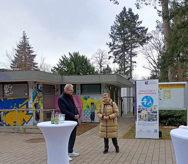 und sie hören den Worten von Freiburgs Erstem Bürgermeister Ulrich von Kirchbach und LVKM-Geschäftsführerin Jutta Pagel-Steidl genau zu...<br>Foto: © Beate Gärtner