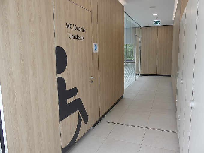 Große Piktogramme auf den Türen erleichtern die Orientierung: Zugang zur »Toilette für alle« / barrierefreie Dusche<br />Foto: © Mara Sander