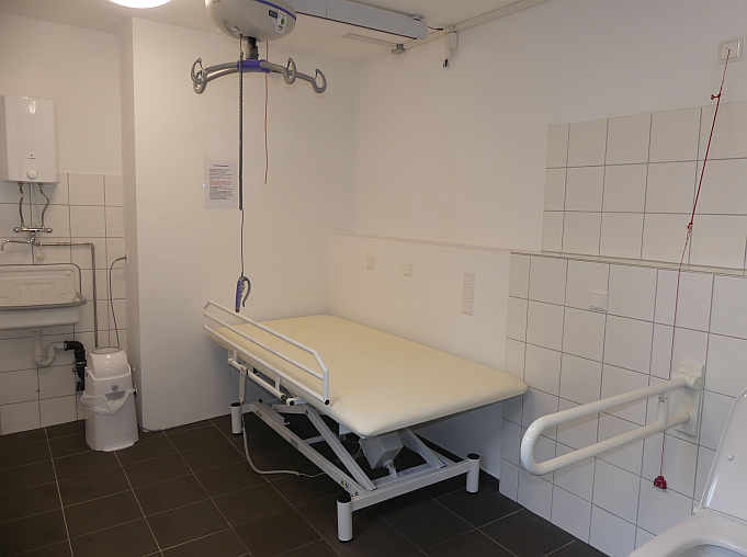 Die „Toilette für alle“  ist zusätzlich ausgestattet mit einer frei stehenden höhenverstellbaren Pflegeliege, einem Deckenlifter sowie einem luftdichten Windeleimer<br />Foto: Mara Sander
