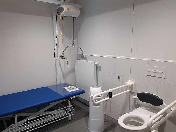 Beim Bau der Heidelberger Großsporthalle snp dome wurde von Anfang an konsequent auf eine umfassende Barrierefreiheit geachtet. Dazu zählt selbstverständlich auch eine „Toilette für alle“ . Dies ist eine besonders große Rollstuhltoilette, die zusätzlich mit einer höhenverstellbaren Liege, einem Patientenlifter und einem luftdichten Windeleimer ausgestattet ist. Das Land fördert diese freiwillige Zusatzausstattung mit einem Zuschuss.