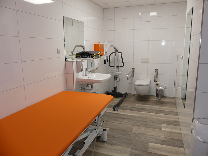 Die „Toilette für alle“  ist zusätzlich ausgestattet mit einer höhenverstellbaren Pflegeliege, mobilem Patientenlifter und luftdicht verschließbaren Windeleimer.<br />Foto: Mara Sander