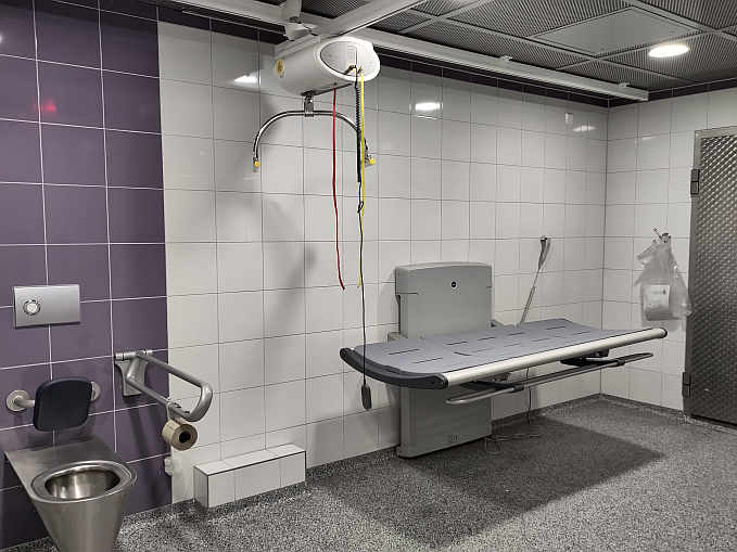 Seit rund vier Jahren gibt es bereits eine „Toilette für alle“  in der Klett-Passage in Stuttgart. Sie ist sowohl vom Hauptbahnhof als auch von der Innenstadt gut erreichbar.