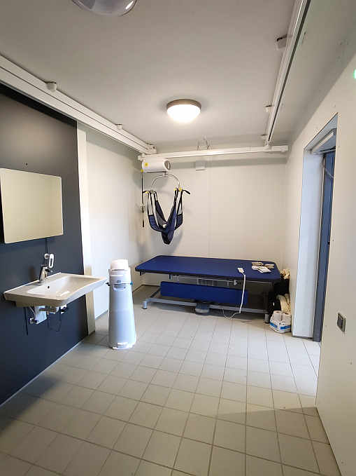 „Toiletten für alle“ sind Schlüssel zur Teilhabe! Am Radkreuz Kronau gibt es eine „Toilette für alle“ , die mit Euro-Schlüssel immer zugänglich ist. Sie bietet ausreichend Platz für Rollstuhl und Assistenz, ist mit höhenverstellbarer Pflegeliege für Erwachsene, Patientenlifter sowie luftdichtem Windeleimer ausgestattet. So geht Inklusion!