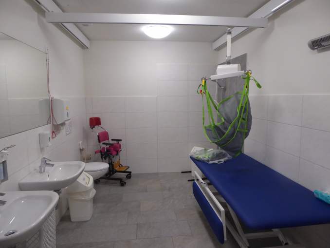 Die „lila Gruppe“ ist in unmittelbarer Nähe zur Rezeption beheimatet - und mit ihr auch die »Toilette für alle« mit Rollstuhl-WC, Dusche, Pflegeliege für Erwachsene, Deckenlifter und Windeleimer.