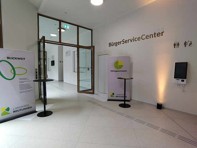 Vom Foyer aus führen die taktilen Leitlinien zum BürgerServiceCenter sowie zur „Toilette für alle“
