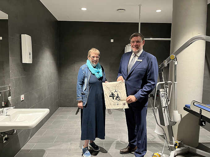Landrat Dr. Ulrich Fieder und LVKM-Geschäftsführerin Jutta Pagel-Steidl freuen sich über die gelungene Umsetzung der „Toilette für alle“ im neuen Landratsamt.<br> Foto: © Katja Walter-Frasch, Landratsamt Reutlingen