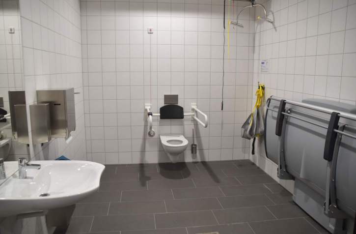 Die »Toilette für alle« verfügt zusätzlich über Pflegeliege und Patientenlifter.<br />Foto: © Mara Sander