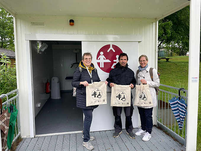 Eine umfangreiche Barrierefreiheit der einzelnen Seebäder ist wichtig. Die „Toilette für alle“ im Strandbad Mettnau ist daher ein wichtiges Serviceangebot. Darüber freuen sich LVKM-Geschäftsführerin Jutta Pagel-Steidl sowie von der Stadt Radolfzell Vita Gendusa (betriebliches Gebäudemanagement) und Petra Ott (Fachbereich Partizipation und Integration)<br>Foto: © Jürgen Keck