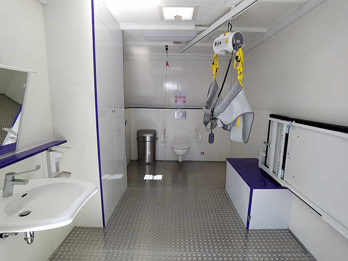 Rund 9 qm groß ist die mobile barrierefreie „Toilette für alle“ im KfZ-Anhänger...