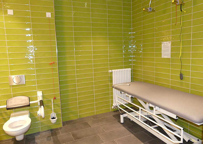Die „Toilette für alle“  im Untergeschoss des Münsterforum ist ausgestattet mit einer frei stehenden höhenverstellbaren Liege, Deckenlifter und luftdicht verschließbaren Windeleimer<br />Foto: Mara Sander