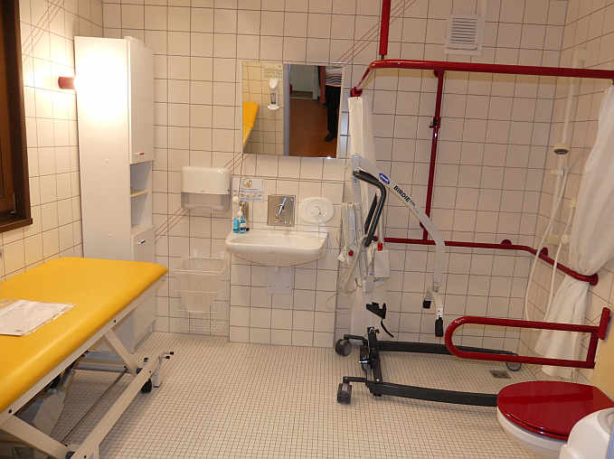 Die „Toilette für alle“  in der Begegnungsstätte in Süßen ist zusätzlich ausgestattet mit einer höhenverstellbaren Pflegeliege, einem mobilen Patientenlifter und einem luftdicht verschließbaren Windeleimer.<br />Foto: Mara Sander