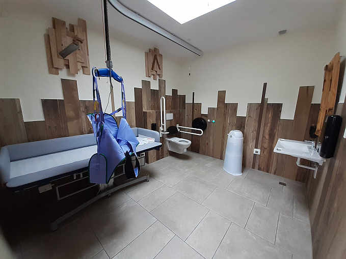 Eine „Toilette für alle“  gibt es im Erlebnispark Tripsdrill in Cleebronn. Dabei handelt es sich um eine große Rollstuhltoilette, die zusätzlich mit einer höhenverstellbaren Pflegeliege, einem Patientenlifter sowie einem luftdicht verschließbaren Windeleimer ausgestattet ist.