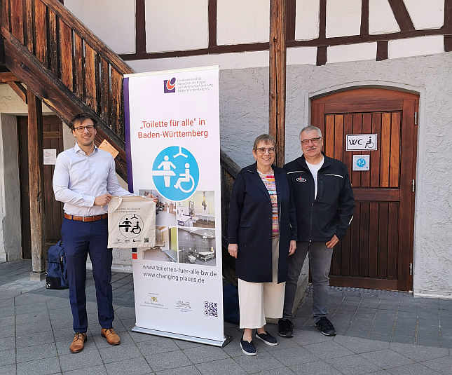 ...gibt es eine „Toilette für alle“ . Darüber freuen sich (v.l.n.r.) Bürgermeister Christian Walter, LVKM-Geschäftsführerin Jutta Pagel-Steidl und Jürgen Gennat (Stadtbauaumt Weil der Stadt)<br>Foto: © Beate Gärtner