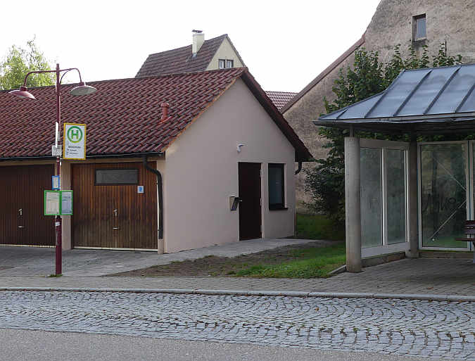 Direkt an der Bushaltestelle „Mühlenstraße“ befindet sich in dem Garagengebäude die neue „Toilette für alle“ - nur rund 200 m entfernt vom Kaffeemühlenmuseum.<br />Foto: © Mara Sander
