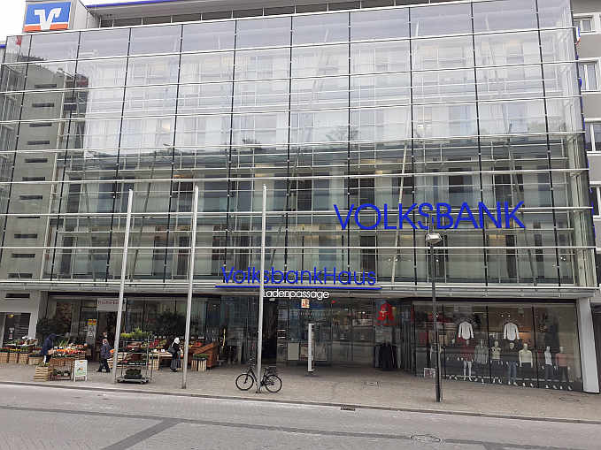 Im VolksbankHaus Pforzheim befinden sich Ladengeschäfte, Restaurants, Büros und Bank unter einem Dach - Haupteingang zur Ladenpassage (Westliche 53).<br />Foto: Mara Sander