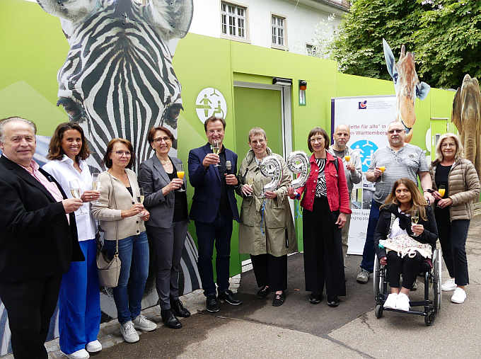 Die Eröffnung der „Toilette für alle“ im Zoo ist ein historischer Moment, über den sich Vertreter des Zoos, der Politik und des Beirats für Menschen mit Behinderungen gemeinsam freuen.<br>Foto: © Mara Sander
